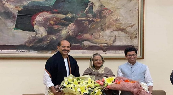 প্রধানমন্ত্রীর পাশে জয়ী আতিক-তাপস