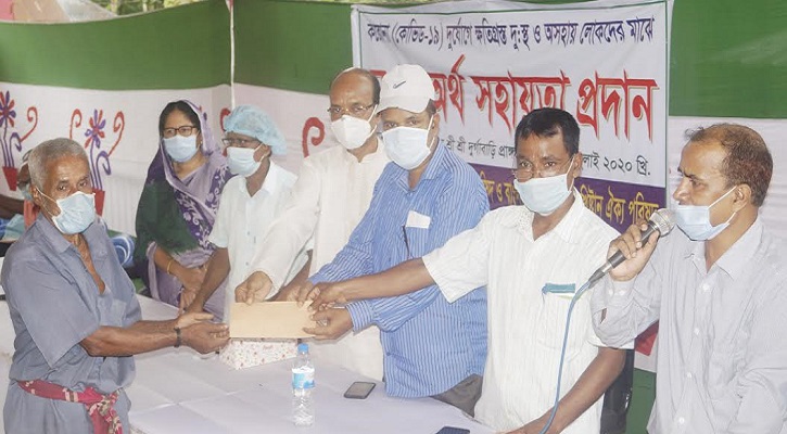 করোনায় ক্ষতিগ্রস্ত ৩০০ পরিবারের মাঝে অর্থ সহায়তা