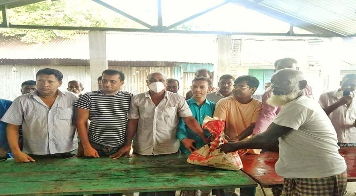 গোপালগঞ্জে বন্যার্ত মানুষের মাঝে ত্রাণ সামগ্রী বিতরণ
