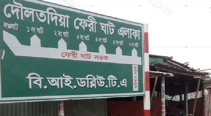 ফেরিঘাট ছেড়ে পালিয়েছে ট্রাক দালালরা