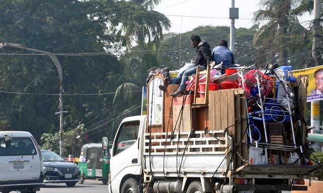 জীবনের অনিশ্চয়তায় ঢাকা ছাড়ছে সাধারণ মানুষ