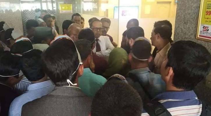 চাকরি স্থায়ীর দাবিতে ন্যাশনাল লাইফ কার্যালয় ঘেরাও