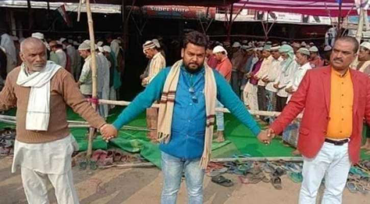 দিল্লিতে নামাজরত মুসলমানদের নিরাপত্তায় হিন্দুরা