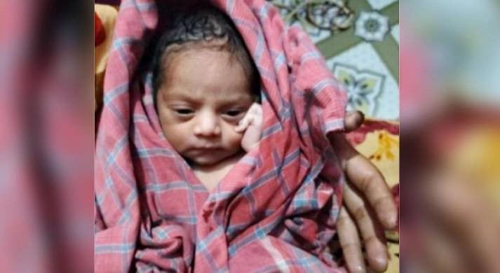 আবর্জনার মধ্যে কাপড়ে মোড়ানো ছিল ফুটফুটে শিশুটি