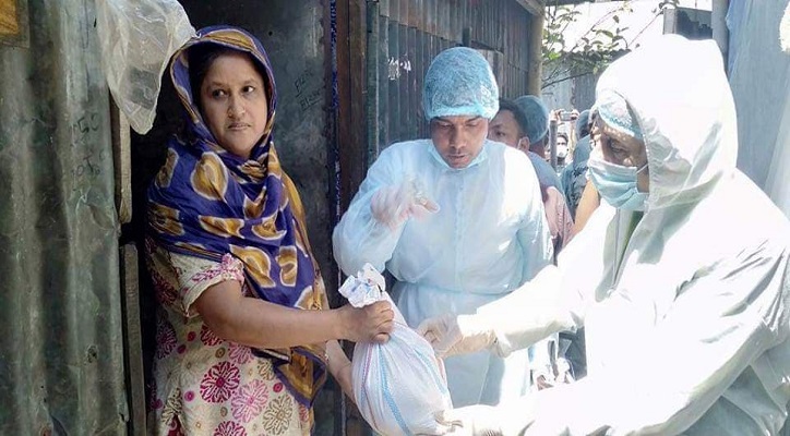 ঘরে ঘরে গিয়ে খাদ্য সামগ্রী দিলেন জাপা