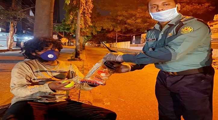 রাতের আধারে ছিন্নমূল ও মানসিক বিকারগ্রস্থদের পাশে এসআই মানিক