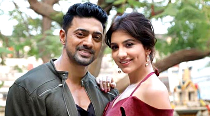 প্রথমবার প্রেমিককে ছাড়া পর্দায় রুক্মিণী