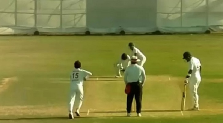 উইকেটকিপিং ছেড়ে বোলিংয়ে মুশফিক