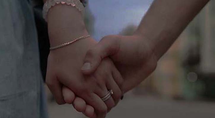 দুই সন্তানের জননীকে রেখে শ্যালীকাকে নিয়ে উধাও দুলাভাই