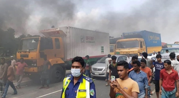 বেতন ও বোনাসের দাবিতে ঢাকা-চট্টগ্রাম মহাসড়ক অবরোধ