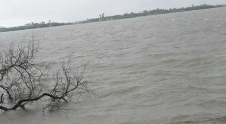 হাতিয়ায় ভেঙেছে বেড়িবাঁধ, ৩ গ্রাম প্লাবিত