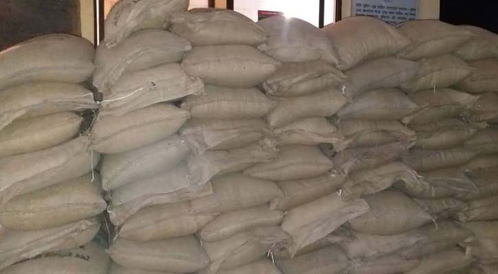 পাচারকালে ১৪৩ বস্তা সরকারি চাল জব্দ, ডিলারসহ আটক ২