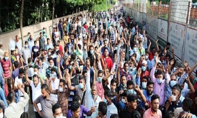 সৌদি টিকিটের দাবিতে কারওয়ান বাজারে প্রবাসীদের বিক্ষোভ