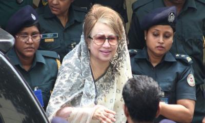 হাসপাতাল থেকে বেরোনোর সময় যেমন ছিলেন খালেদা জিয়া