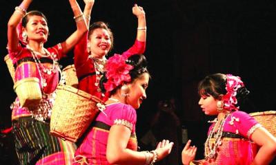শিল্পীরা ফেরি এবং ইটভাটার কাজ করছেন