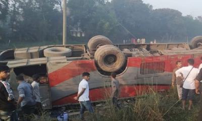 কুমিল্লায় বাস খাদে পড়ে নিহত ৩