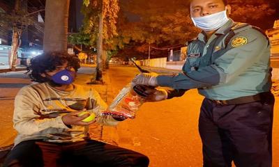 রাতের আধারে ছিন্নমূল ও মানসিক বিকারগ্রস্থদের পাশে এসআই মানিক