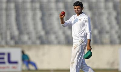 মুশফিকের ১৪০, নাঈমের ৮ উইকেট