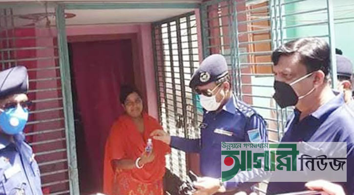 রাজবাড়ীতে এসপির মাস্ক ও হ্যান্ড স্যানেটাইজার বিতরণ