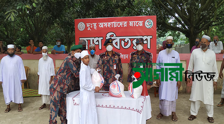 সীমান্তে ২শ এতিমের মাঝে বিজিবির ত্রাণ সামগ্রী বিতরণ