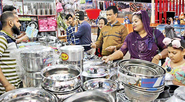 মূল্যছাড় আর উপহারে জমজমাট বাণিজ্যমেলা