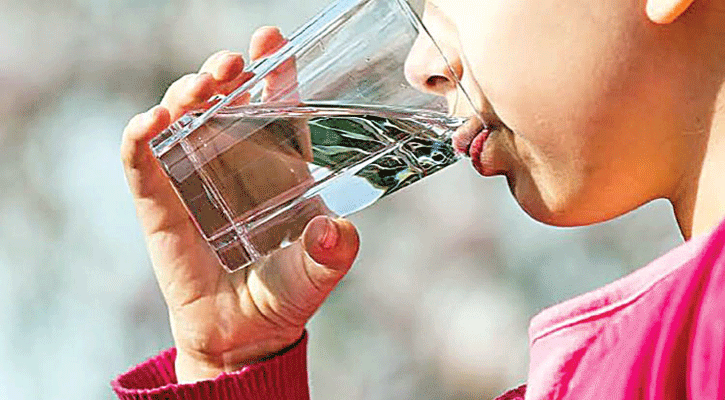 অতিরিক্ত পানি পানে কুফলই বেশি