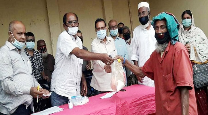 বালিয়াকান্দির বহরপুর ২নং ওয়ার্ড বাসীর উদ্যোগে  ত্রাণ সামগ্রী বিতরণ