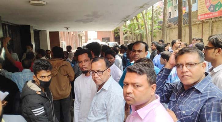 করোনা : স্বাস্থ্য সনদ নিতে আইইডিসিআরে প্রবাসীদের ভিড়