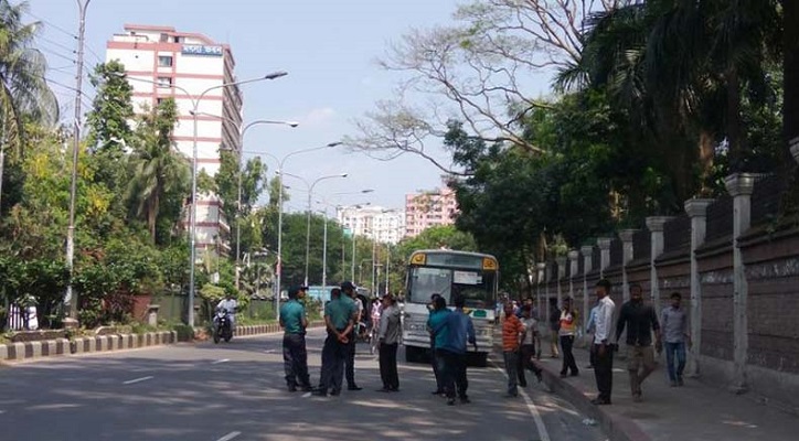 ঢাকার রাস্তা পুলিশ-সেনাবাহিনীর নিয়ন্ত্রণে