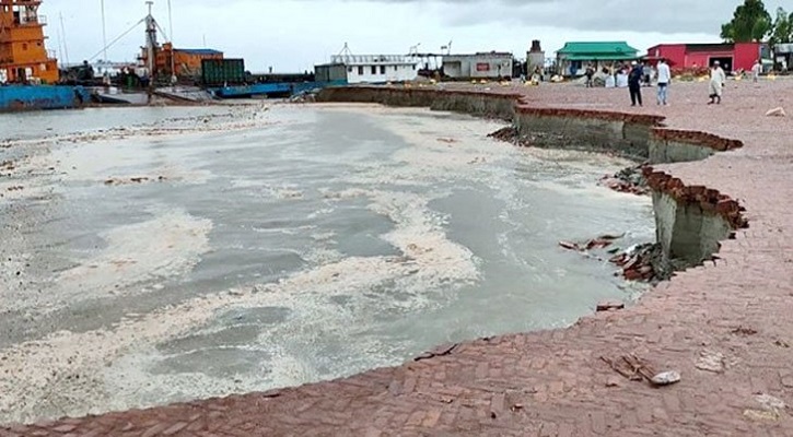 ফেরি ঘাটে ফের ভাঙন
