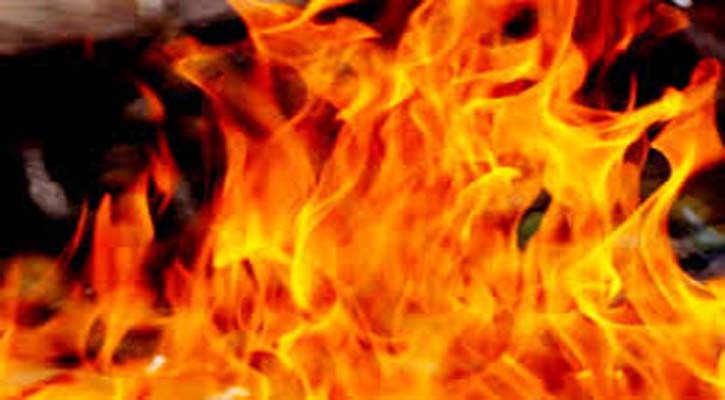 চট্টগ্রামে আগুনে পুড়ল ১৭টি সিএনজি অটোরিকশা