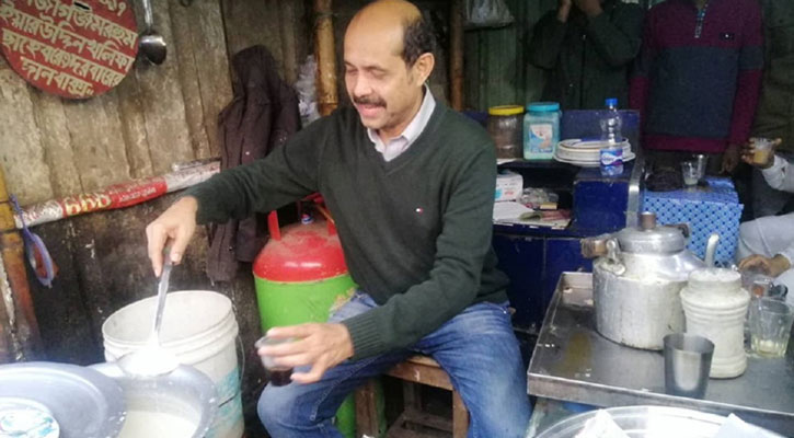 চা বানিয়ে খাওয়ালেন আতিকুল