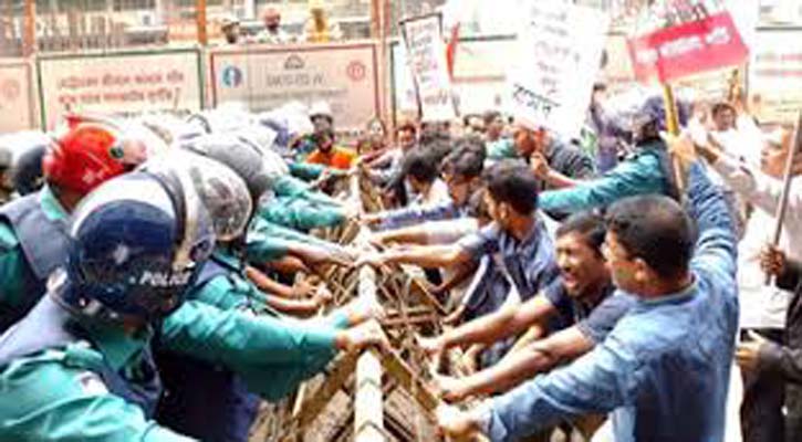 বাম জোটের ব্যাংক ঘেরাও কর্মসূচি পুলিশি বাধার মুখে
