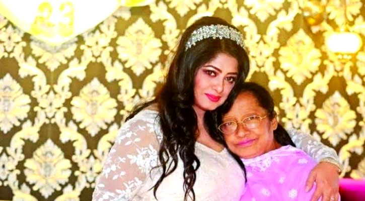 হঠাৎ অসুস্থ হয়ে হাসপাতালে ভর্তি মৌসুমীর মা 