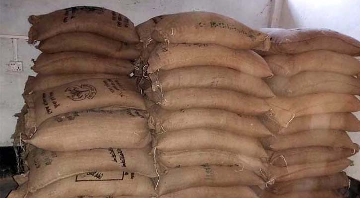 ১০ টাকা মূল্যের ৬৮ বস্তা চালসহ ডিলার আটক