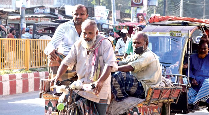 মাস্ক পরানোই যাচ্ছে না