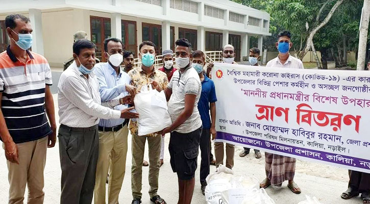 কালিয়ায় কর্মহীনদের মাঝে প্রধানমন্ত্রীর ত্রাণ  সামগ্রী বিতরণ করলেন ইউএনও