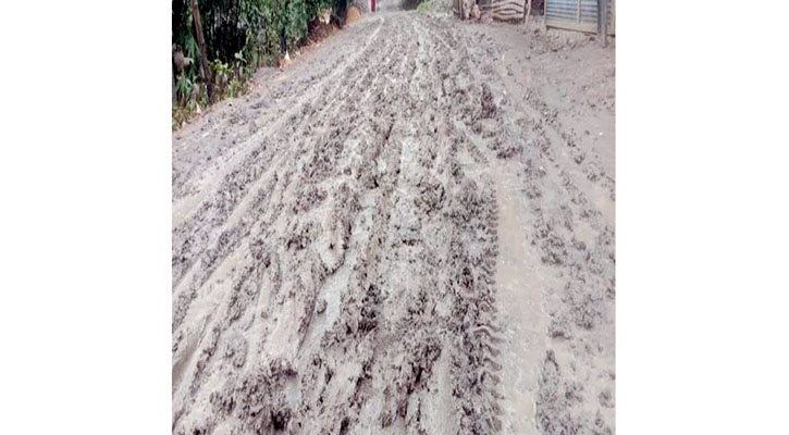 ভাটার মাটি ছড়িয়ে ছিটিয়ে পাকা রাস্তায় কাঁদা