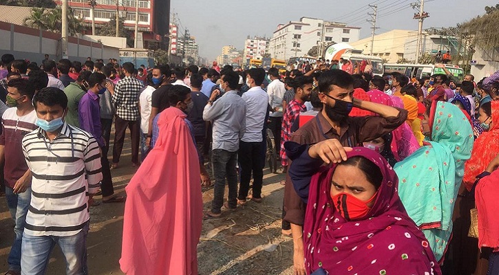 গাজীপুরে বকেয়া বেতনের দাবিতে শ্রমিকদের বিক্ষোভ