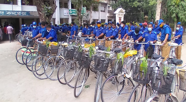 মধুখালীতে গ্রাম পুলিশের মাঝে বাইসাইকেল বিতরণ