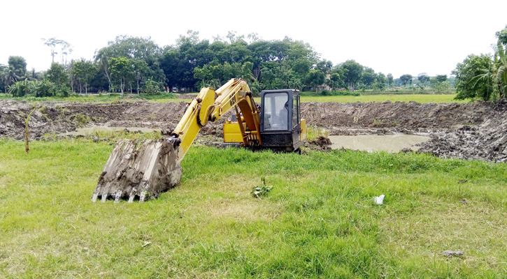 নড়িয়ায় ভেকু দুলালের ফসলী জমিতে ভেকুর রাজত্ব