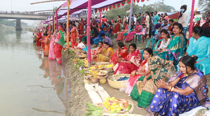 সূর্য পূজায় নর-নারীদের মিলনমেলা