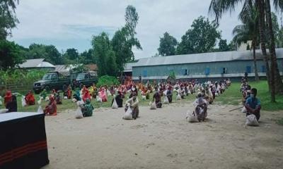 রাজারহাটে সেনাবাহিনীর ত্রাণ বিতরণ