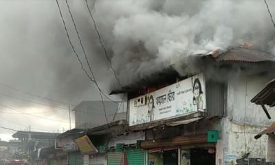 বৈদ্যুতিক সর্টসার্কিটের আগুনে দোকান পুড়ে ছাই,দিশেহারা ব্যবসায়ীরা