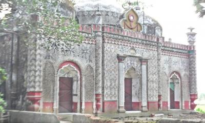 কুমিল্লার ঐতিহ্যবাহী তিন গম্বুজ জামে মসজিদ