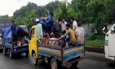 পশুবাহী গাড়িতেও শহর ছেড়ে গ্রামে ছুটছে  মানুষ