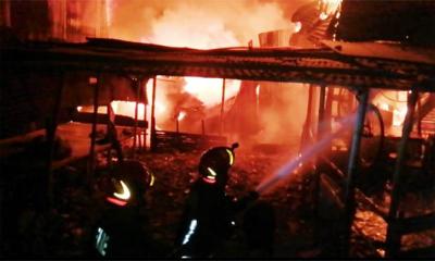ফতুল্লায় চাঁদমারী বস্তিতে অগ্নিকান্ডে ২৮টি ঘর ভস্মীভূত 