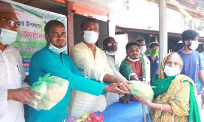 আদমদীঘিতে দুস্থদের মাঝে ঈদ সামগ্রী বিতরন