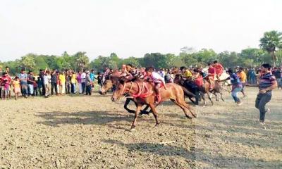 ফরিদপুরে গ্রাম-বাংলার ঐতিহ্যবাহী ঘোড়া দৌড় অনুষ্ঠিত