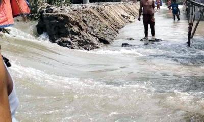 সাতক্ষীরায় বেড়িবাঁধ ভেঙ্গে লোকালয়ে জোয়ারের পানি